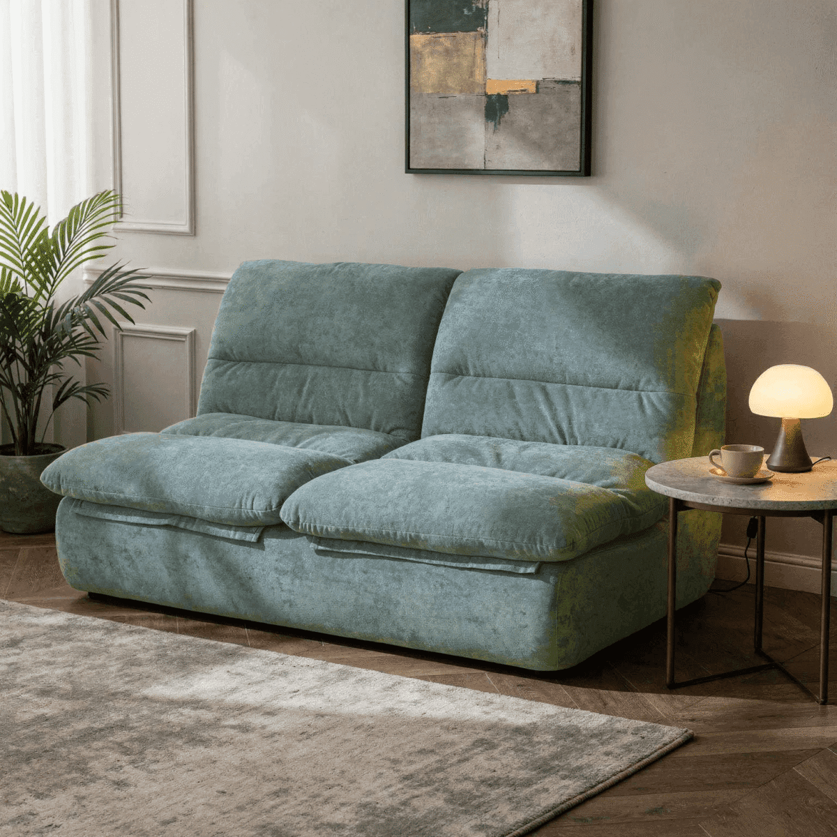 Canapé 2 places vert eau contemporain, salon cosy avec plante verte, table d’appoint et tableau