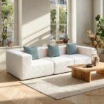 Salon Moderne Avec Canapé Blanc Salon moderne lumineux avec canapé d’angle blanc, coussins bleus, table basse bois et plantes