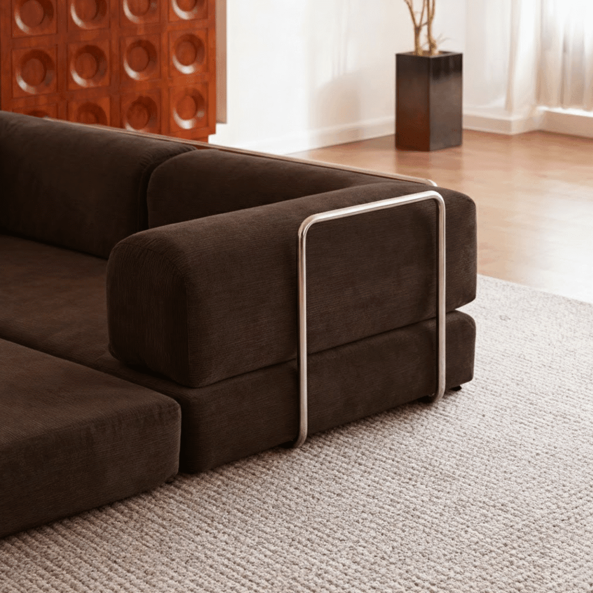 Canapé d’angle moderne en tissu marron avec accoudoir métal, salon minimaliste lumineux