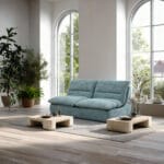 Canapé Bleu Clair Dans Salon Lumineux Canapé moderne bleu clair dans salon lumineux avec grandes fenêtres et plantes vertes