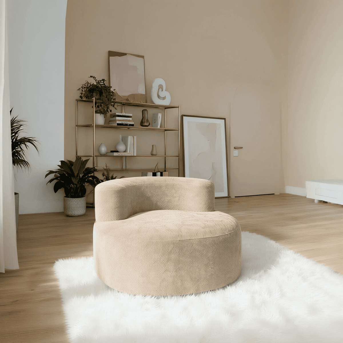 Salon minimaliste lumineux avec fauteuil design beige, tapis blanc, parquet bois et plantes vertes