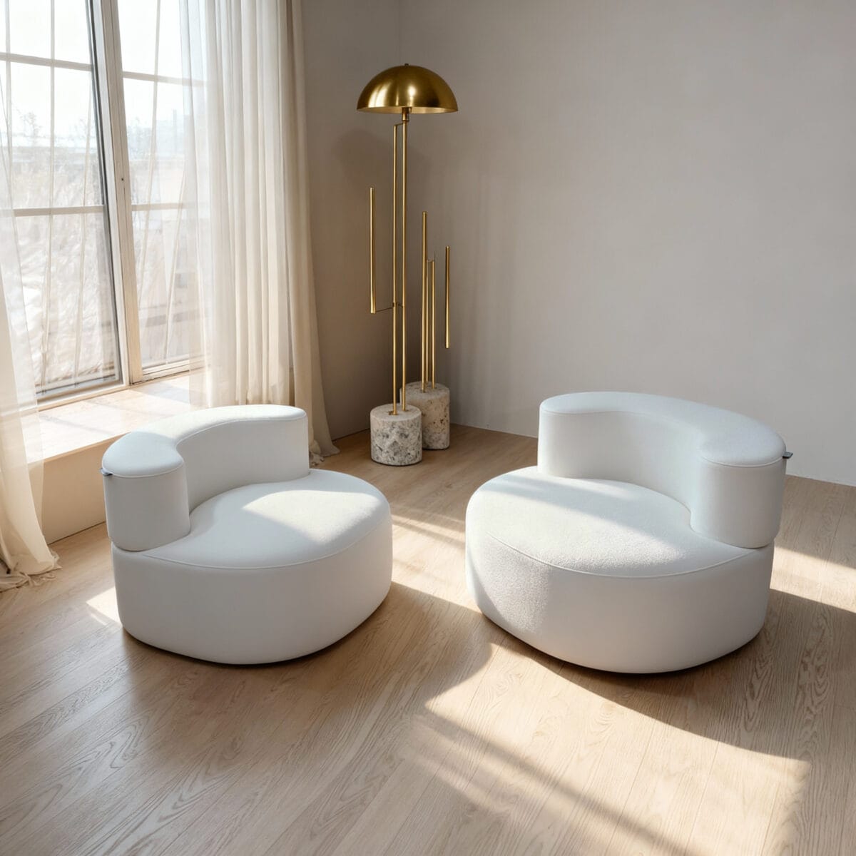 Deux fauteuils design blancs et lampe dorée dans un salon moderne lumineux et minimaliste