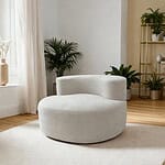 Fauteuil Design Gris Clair Moderne Fauteuil design gris clair moderne et confortable dans salon lumineux avec étagère dorée et plantes