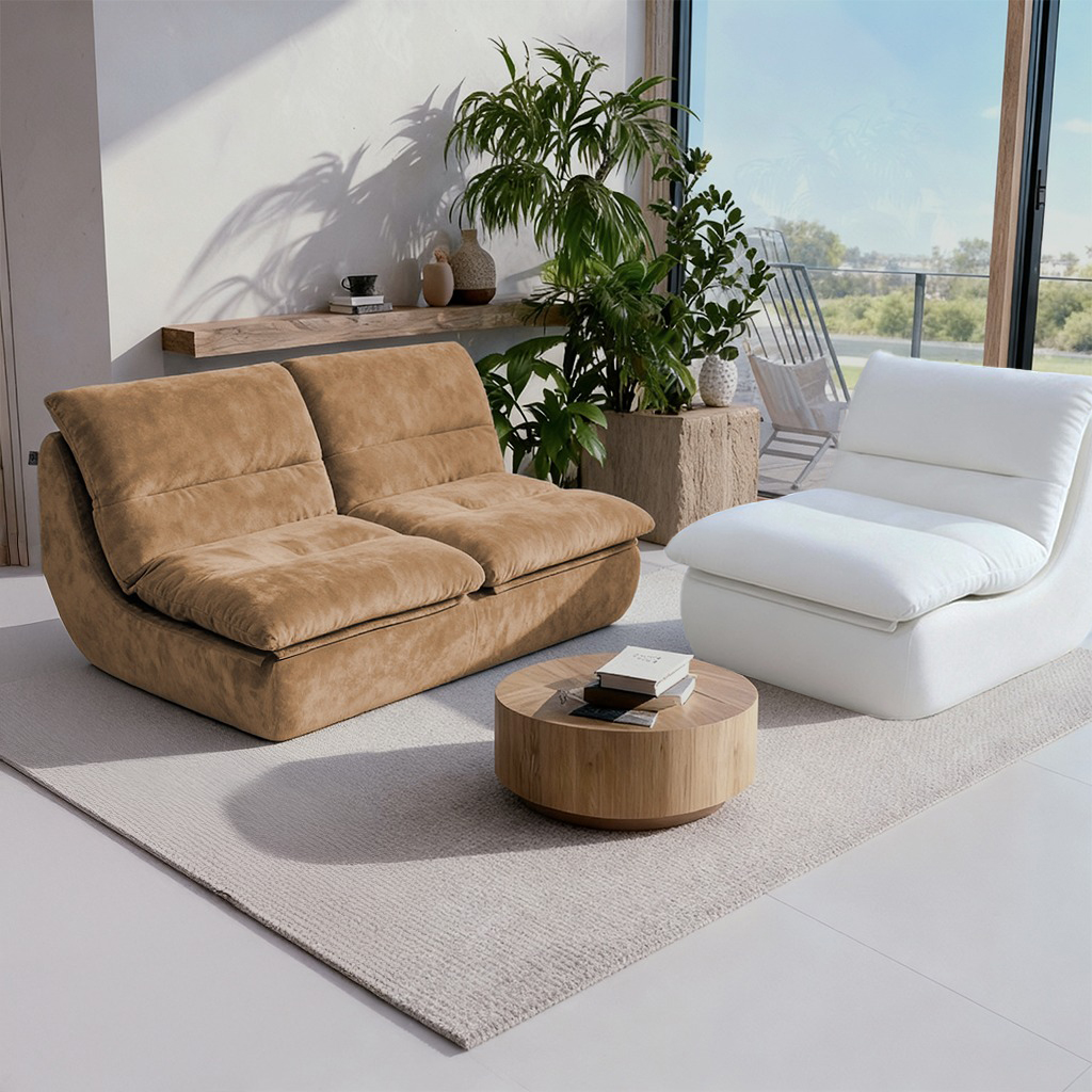 Salon moderne beige et blanc avec canapé, fauteuil design, table basse bois et grande baie vitrée