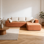 Canapé D’Angle Terracotta Moderne Canapé d’angle terracotta moderne avec coussins beiges, table basse ronde en bois et plante verte