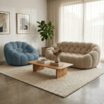 Salon Moderne Beige Et Bleu Salon moderne beige et bleu avec fauteuil arrondi, canapé tufté, table basse bois et plantes