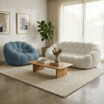 Salon Moderne Avec Canapé Clair Et Pouf Bleu Salon moderne lumineux avec canapé clair, pouf bleu design, table basse bois et plante verte