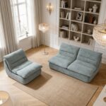 Salon Moderne Avec Canapé Bleu Salon moderne lumineux avec canapé bleu design, fauteuil assorti, bibliothèque, parquet clair et suspension élégante