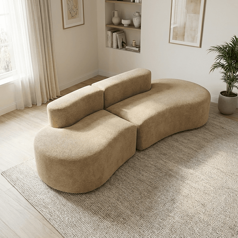 Canapé courbe moderne en tissu beige, design minimaliste et confortable dans un salon lumineux.
