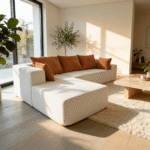 Salon Moderne Canapé Blanc et Coussins Terracotta Salon moderne lumineux avec canapé d’angle blanc, coussins terracotta et table basse en bois