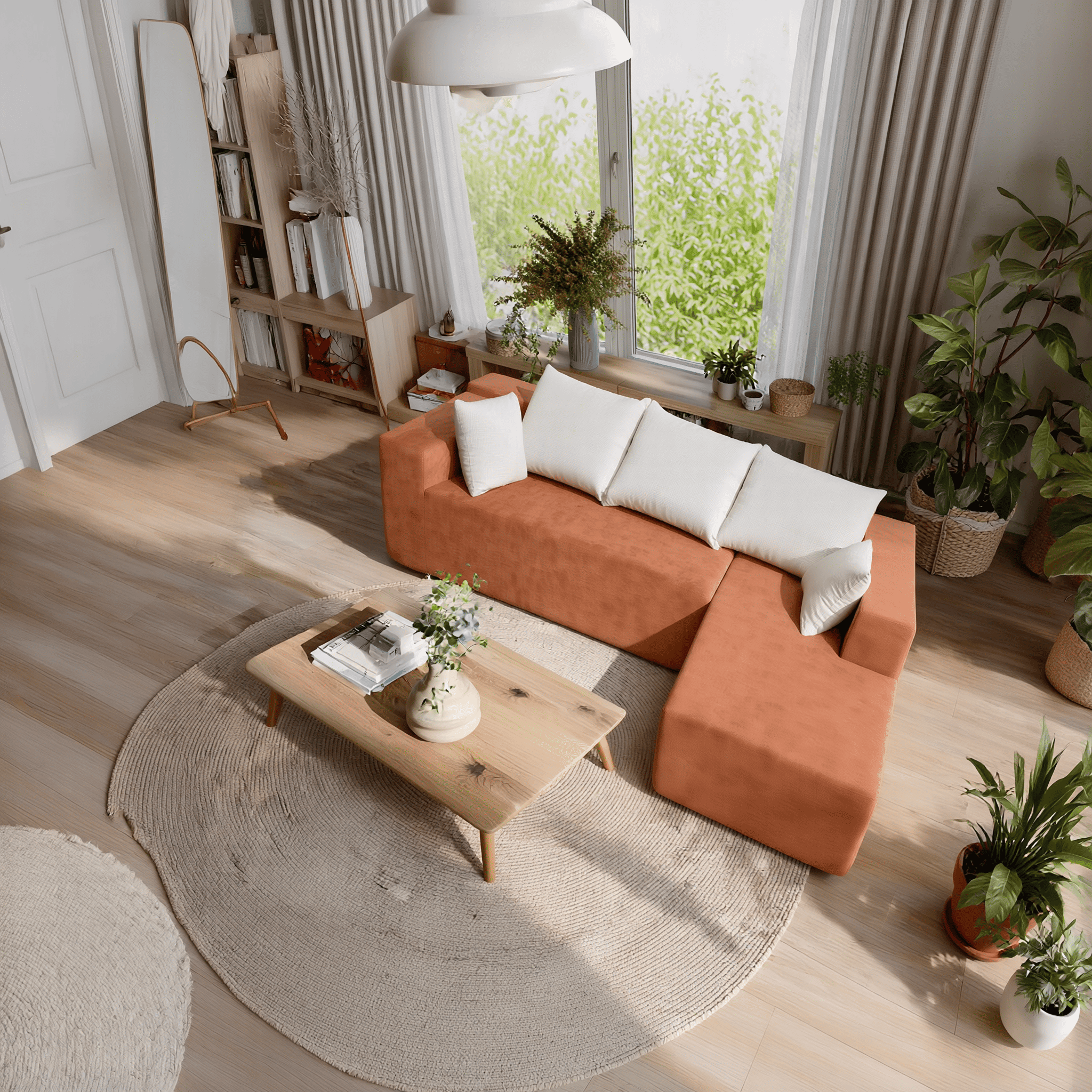 Salon moderne lumineux avec canapé d’angle orange, table basse bois et plantes vertes naturelles