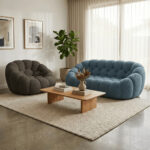 Salon Moderne Avec Canapé Bleu Salon moderne lumineux avec canapé bleu design, fauteuil gris arrondi et table basse en bois