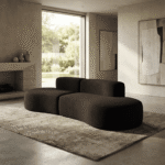 Salon Moderne Avec Canapé Noir Sculptural Salon moderne lumineux avec canapé noir sculptural, cheminée minimaliste et grande œuvre d’art abstraite