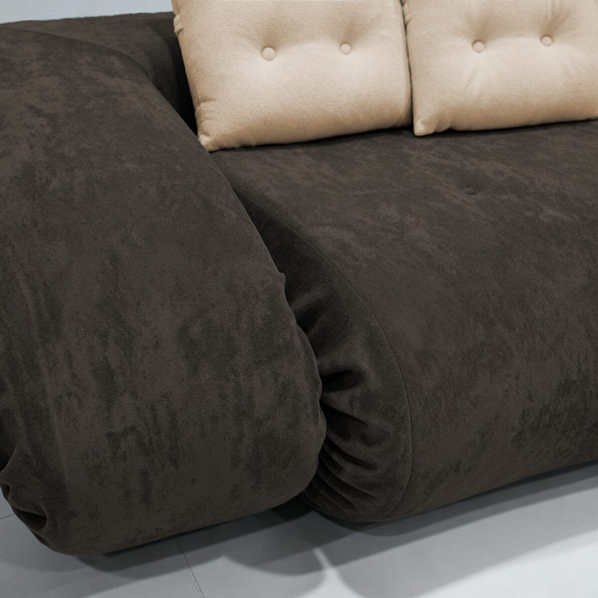 Canapé marron en velours avec accoudoirs arrondis et coussins beiges, style moderne cocooning