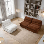 Salon Moderne Canapé Marron Et Fauteuil Blanc Salon moderne lumineux avec canapé marron, fauteuil blanc design, parquet chevron et grande baie vitrée