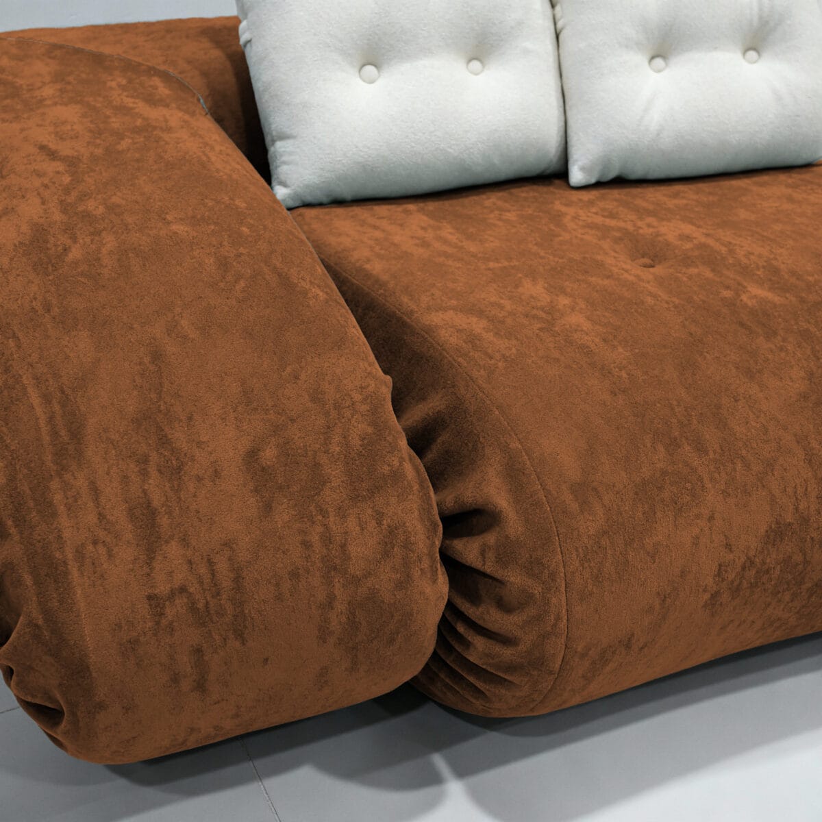 Canapé moderne marron en tissu avec grands accoudoirs arrondis et coussins décoratifs crème