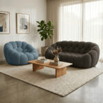 Salon Design Gris Et Bleu Salon contemporain minimaliste avec canapé gris, pouf bleu, table basse bois et grande baie vitrée