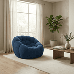 Balcon avec fauteuil cocon en velours bleu dans un intérieur lumineux.