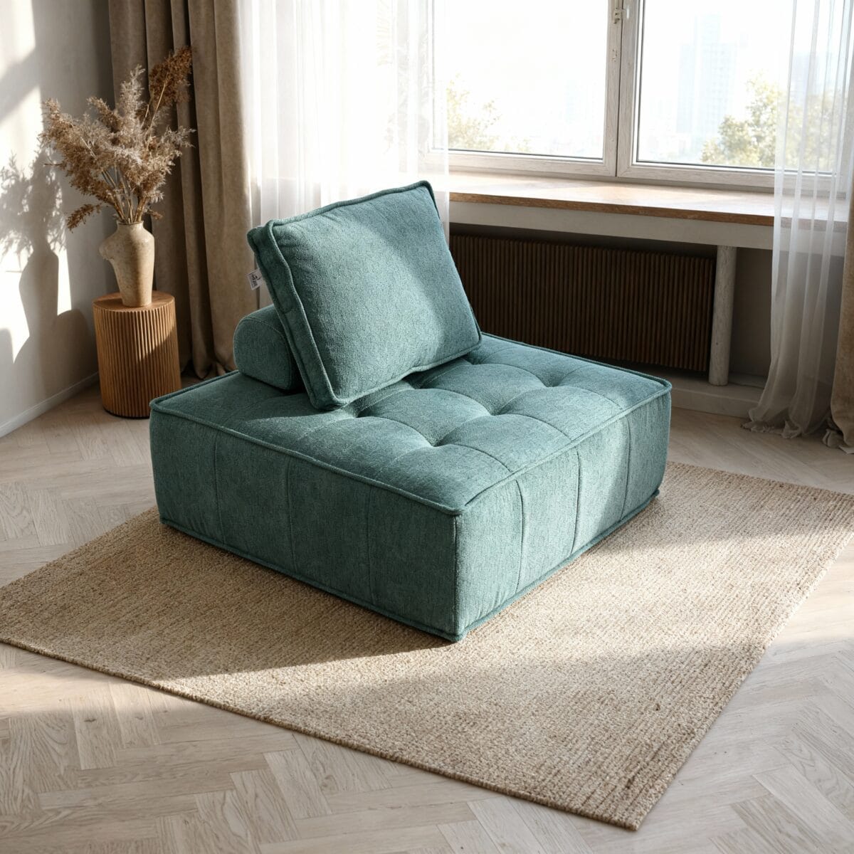Fauteuil design vert confortable dans salon moderne lumineux avec parquet chevron et tapis cosy