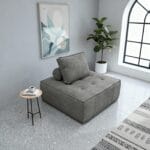 Fauteuil Lit Gris Salon Minimaliste Fauteuil lit gris moderne dans salon minimaliste avec table d’appoint, plante verte et grande fenêtre