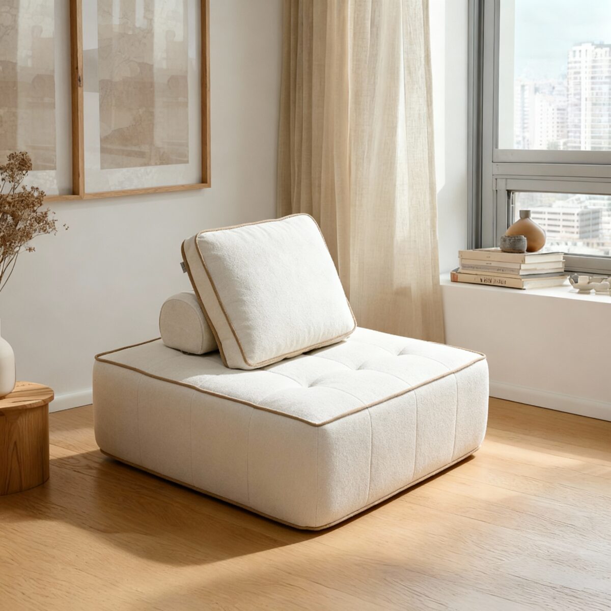 Fauteuil lounge crème moderne avec coussin bolster, table d’appoint en bois et grande fenêtre lumineuse