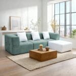 Salon Moderne Avec Canapé d’Angle Vert Salon moderne lumineux avec canapé d’angle vert, table basse en bois et vue urbaine panoramique