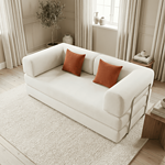 Canapé Crème Design dans Salon Minimaliste Lumineux Canapé crème moderne dans salon minimaliste lumineux avec coussins rouille, bois clair et plante verte