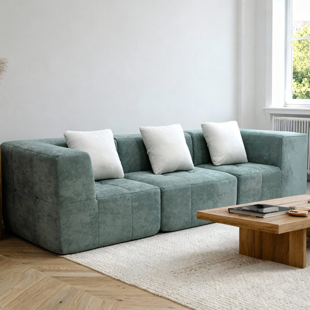 Canapé d’angle vert moderne avec coussins blancs, table basse en bois et salon lumineux contemporain