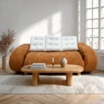 Salon Cozy Avec Canapé Marron Salon moderne lumineux avec canapé marron douillet, coussins blancs et table basse en bois.