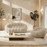 Salon Moderne Avec Canapés Ronds Crème Salon contemporain lumineux avec canapés ronds crème, table basse design et plante verte décorative