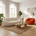 Sofa moderne dans un salon lumineux Sofa moderne blanc et fauteuil orange dans un salon lumineux avec grandes fenêtres et décoration min.
