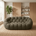 Sofa coconfortable en gris taupe, parfait pour un salon moderne et cosy.