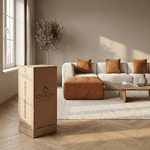 Coffre de mobilier compact pour salon avec canapé et décoration chaleureuse.