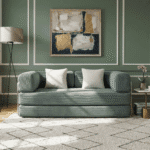 Sofa moderne dans un salon élégant Sofa moderne dans un salon chic avec décoration raffinée et mur vert pastel. Parfait pour un intérie.