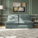 Canapé en velours bleu pastel pour salon moderne et élégant. Canapé velours bleu pastel dans un salon contemporain, parfait pour un intérieur chic et confortable.