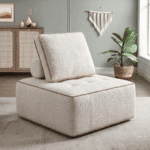 Canapé modulable en tissu beige clair, intérieur moderne et confortable.
