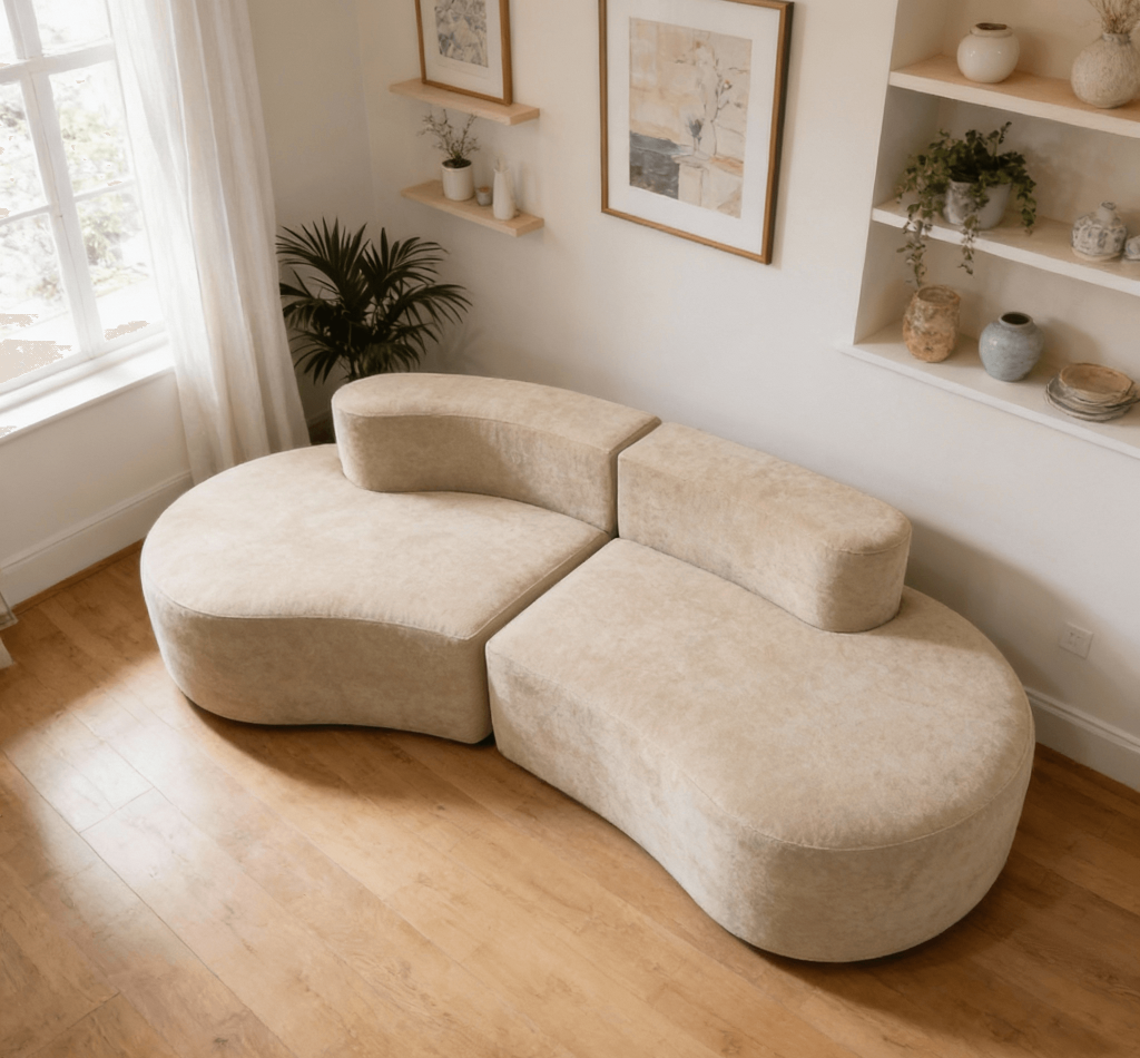 Canapé design beige aux courbes organiques dans un salon moderne lumineux et épuré